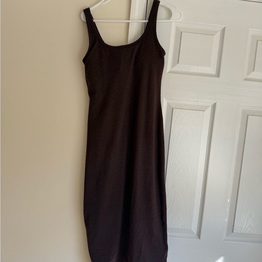 Vuori Chocolate Sleeveless Midi Dress - Picture 4 of 4